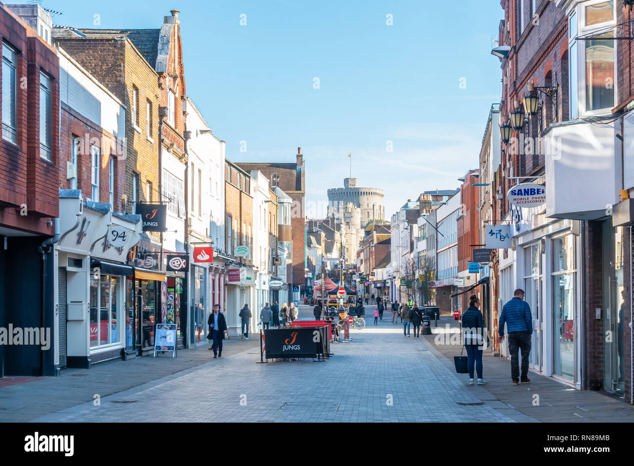 Una vista verso il basso Peascod Street in Windsor, Berkshire, Regno Unito al mattino. Foto Stock