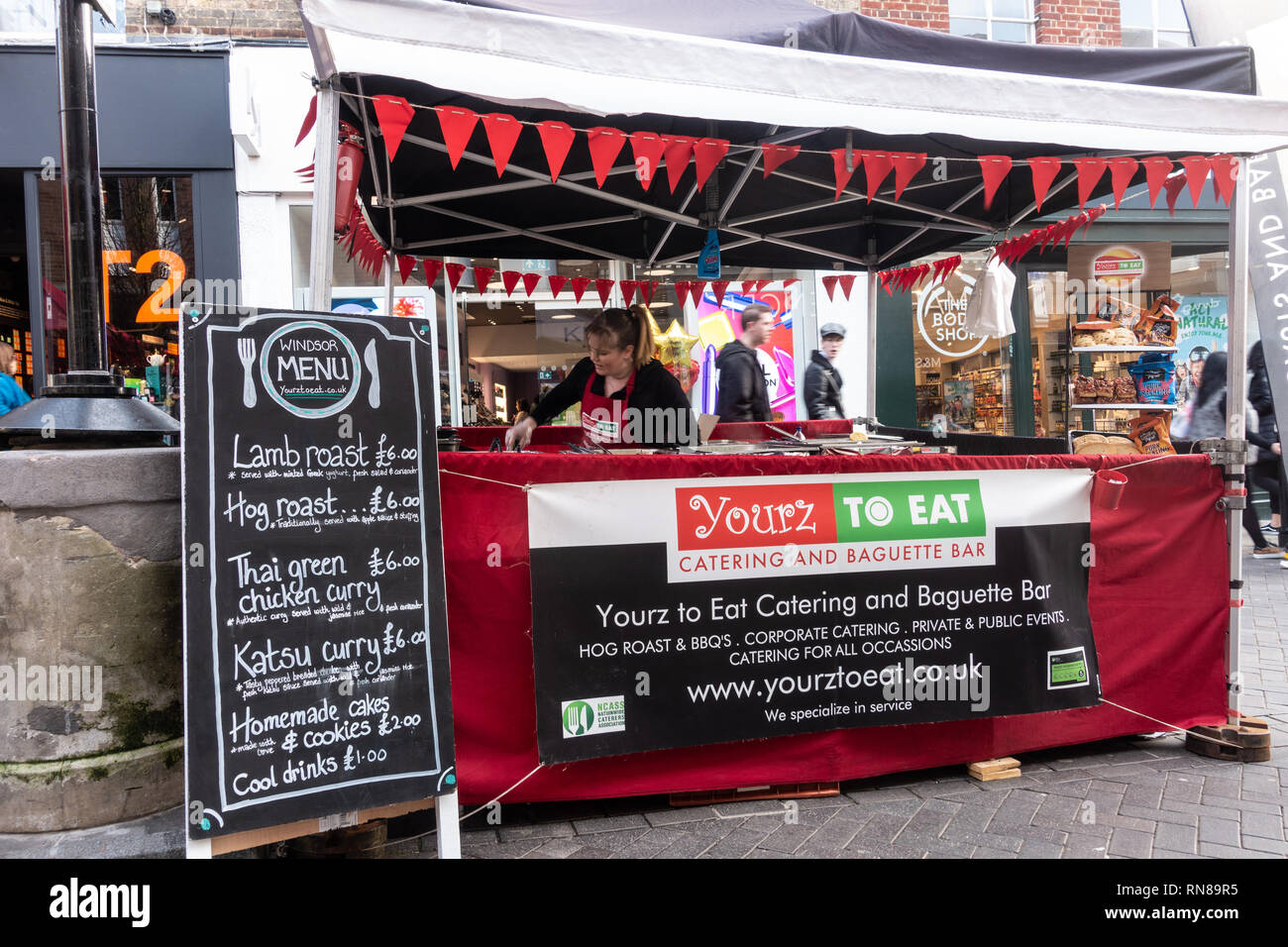 Un cibo di strada produttore presso un mercato di strada in Peascod Street, Windsor, UKr Foto Stock