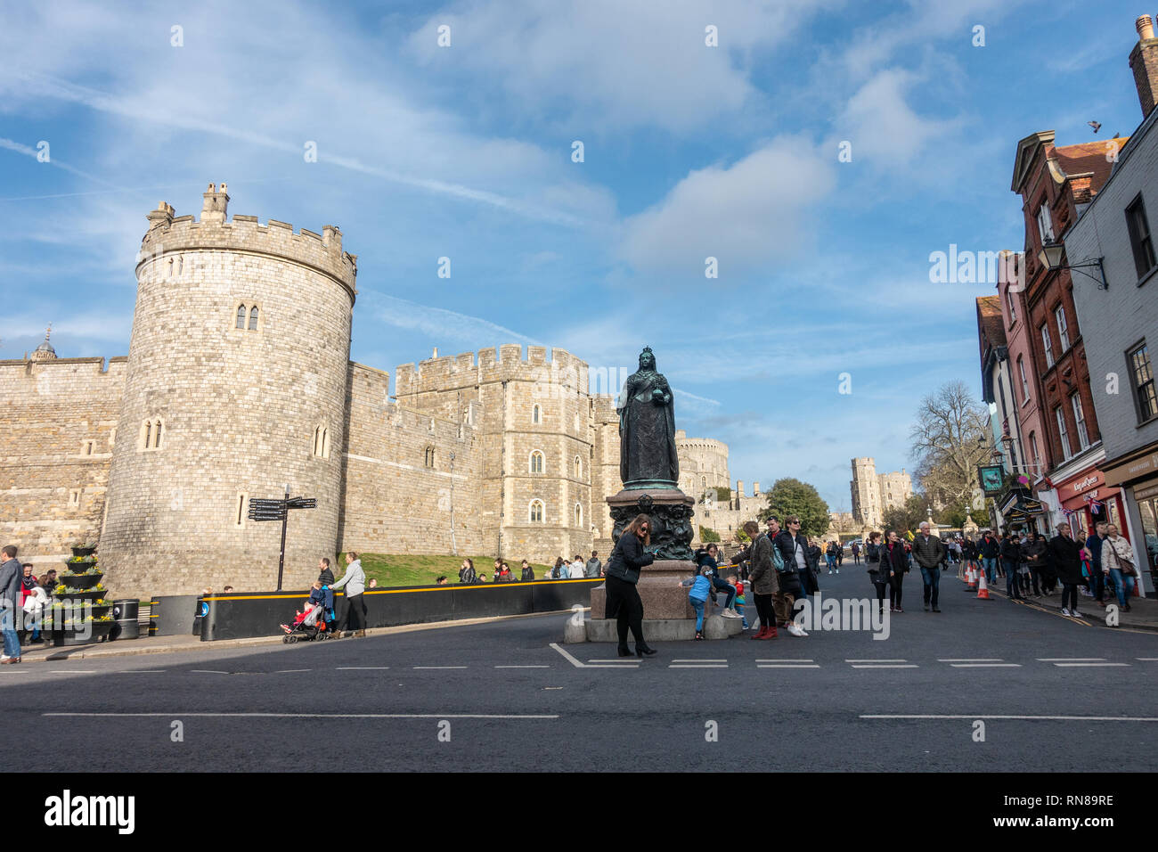 Una statua della regina Victoria sorge al di fuori del Castello di Windsor in Windsor Foto Stock