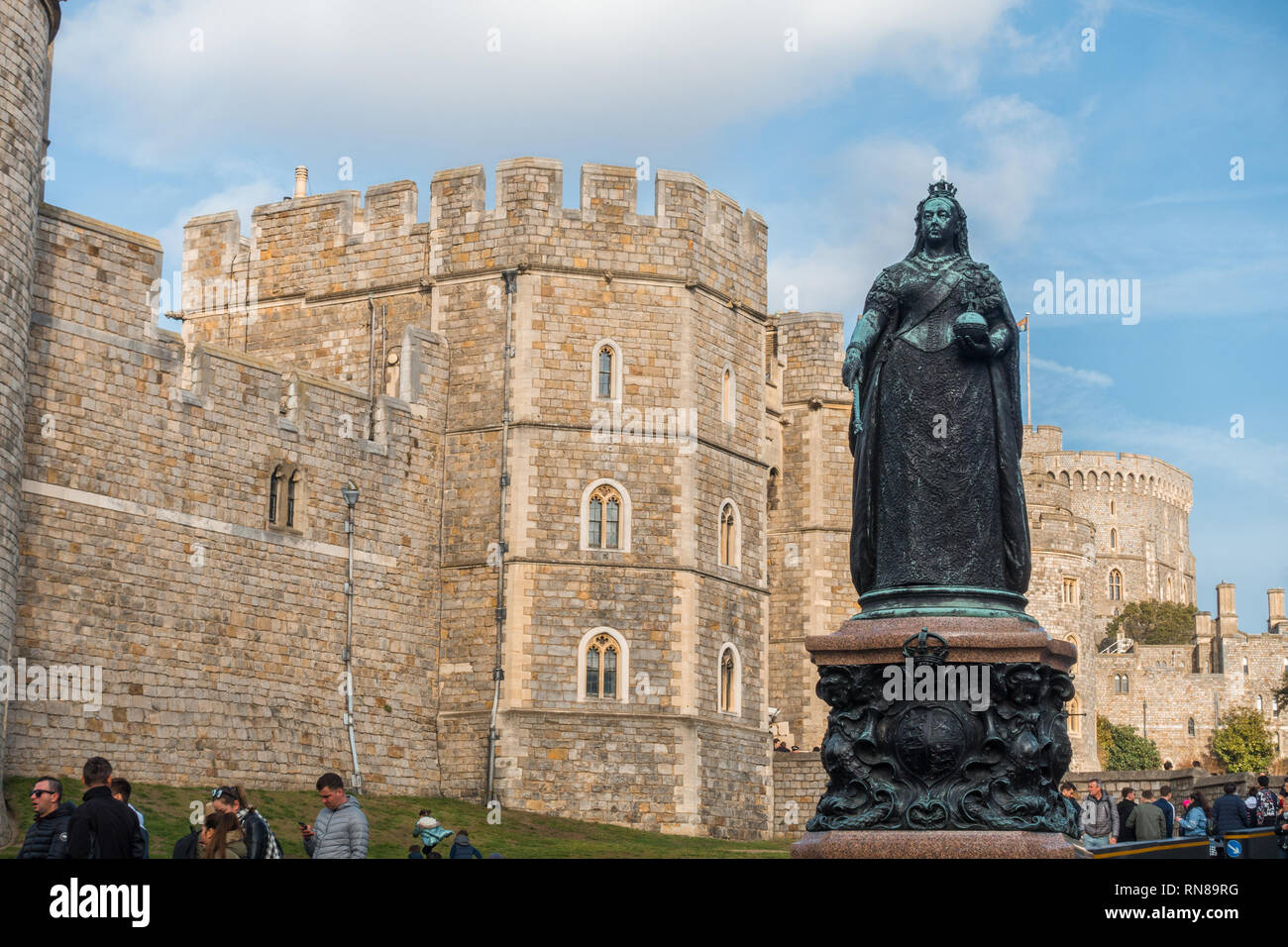 Una statua della regina Victoria sorge al di fuori del Castello di Windsor in Windsor Foto Stock