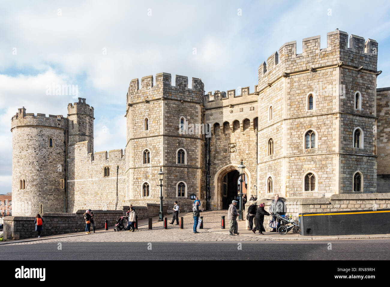 Re Heny VIII Gateway è uno degli ingressi nel Castello di Windsor, una storica residenza reale di Windsor, Inghilterra, Regno Unito. Foto Stock