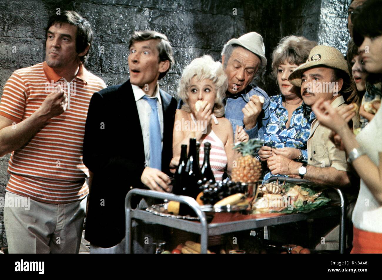 JIMMY LOGAN, KENNETH WILLIAMS, BARBARA WINDSOR, SID JAMES, Joan SIMS,KENNETH CONNOR, svolgere all'estero, 1972 Foto Stock