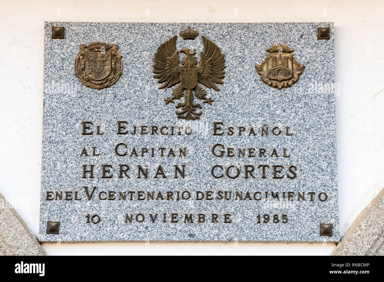 Una lapide commemorativa dell'esercito spagnolo per il V centenario della nascita di capitano generale Hernan Cortes a Medellin Foto Stock