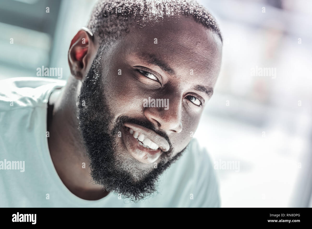 Just Smile. Felice l'uomo barbuto che mostra il suo sorriso e la sua testa si inchinano mentre guardando dritto in telecamera Foto Stock