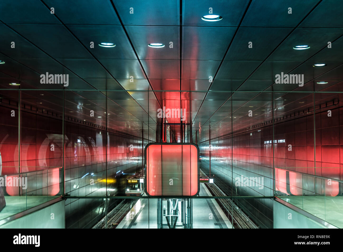 Fantastico gioco di luce sulla moderna stazione della metropolitana di Amburgo.Impressionismo style Foto Stock