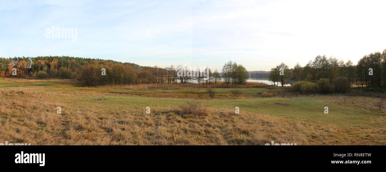 Paesaggio autunnale con laghi e foreste Foto Stock