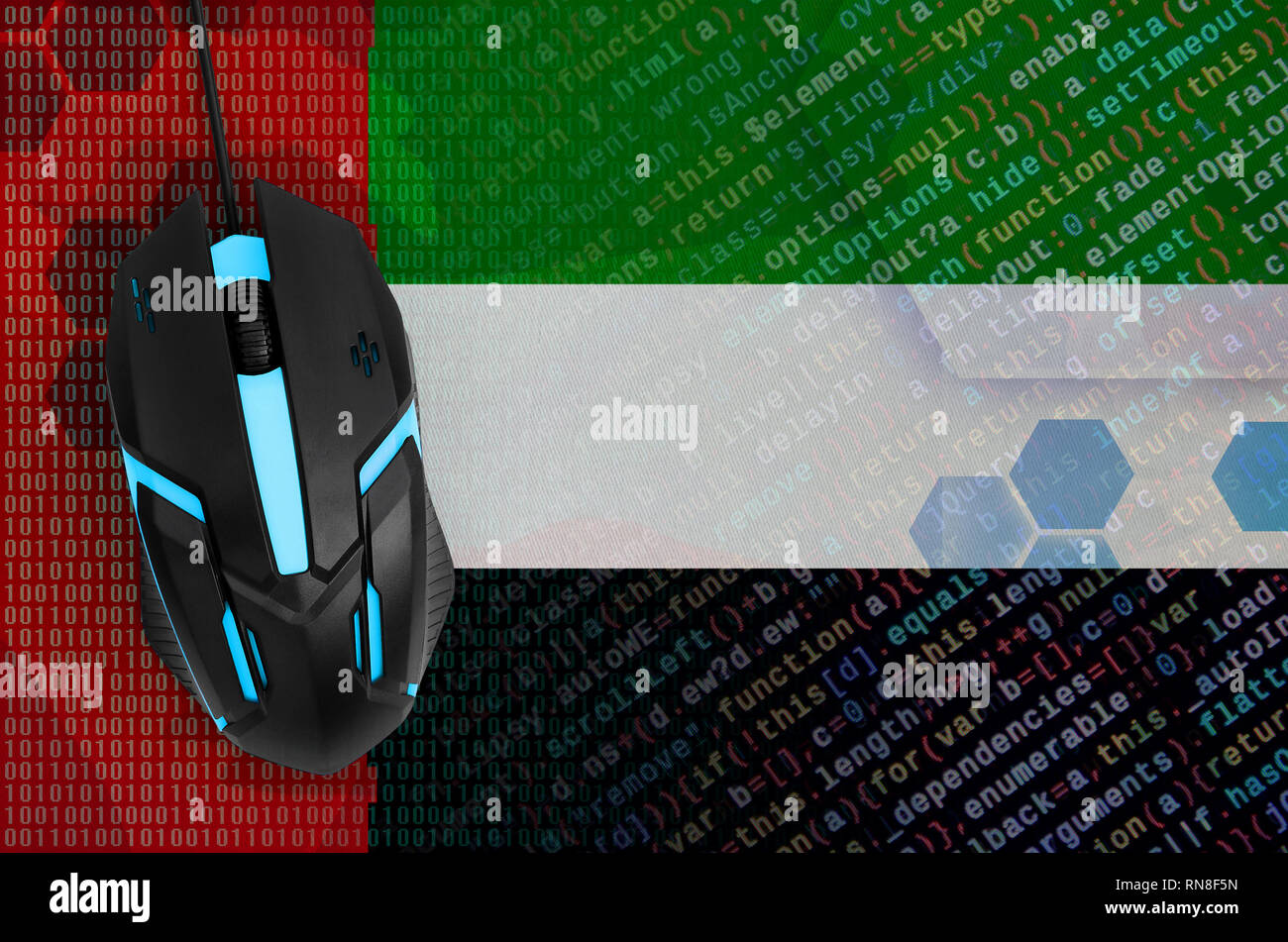 Bandiera degli Emirati Arabi Uniti e retroilluminato moderno il mouse del computer. Il concetto di minaccia digitale, azioni illegali su Internet Foto Stock