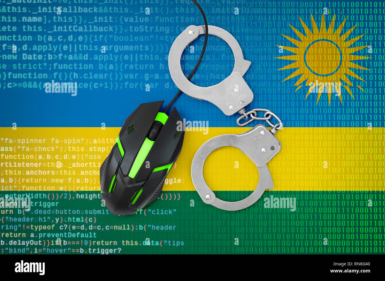 Ruanda bandiera e ammanettato retroilluminato moderno il mouse del computer. Concetto creativo della lotta contro la criminalità informatica, hacker e la pirateria Foto Stock