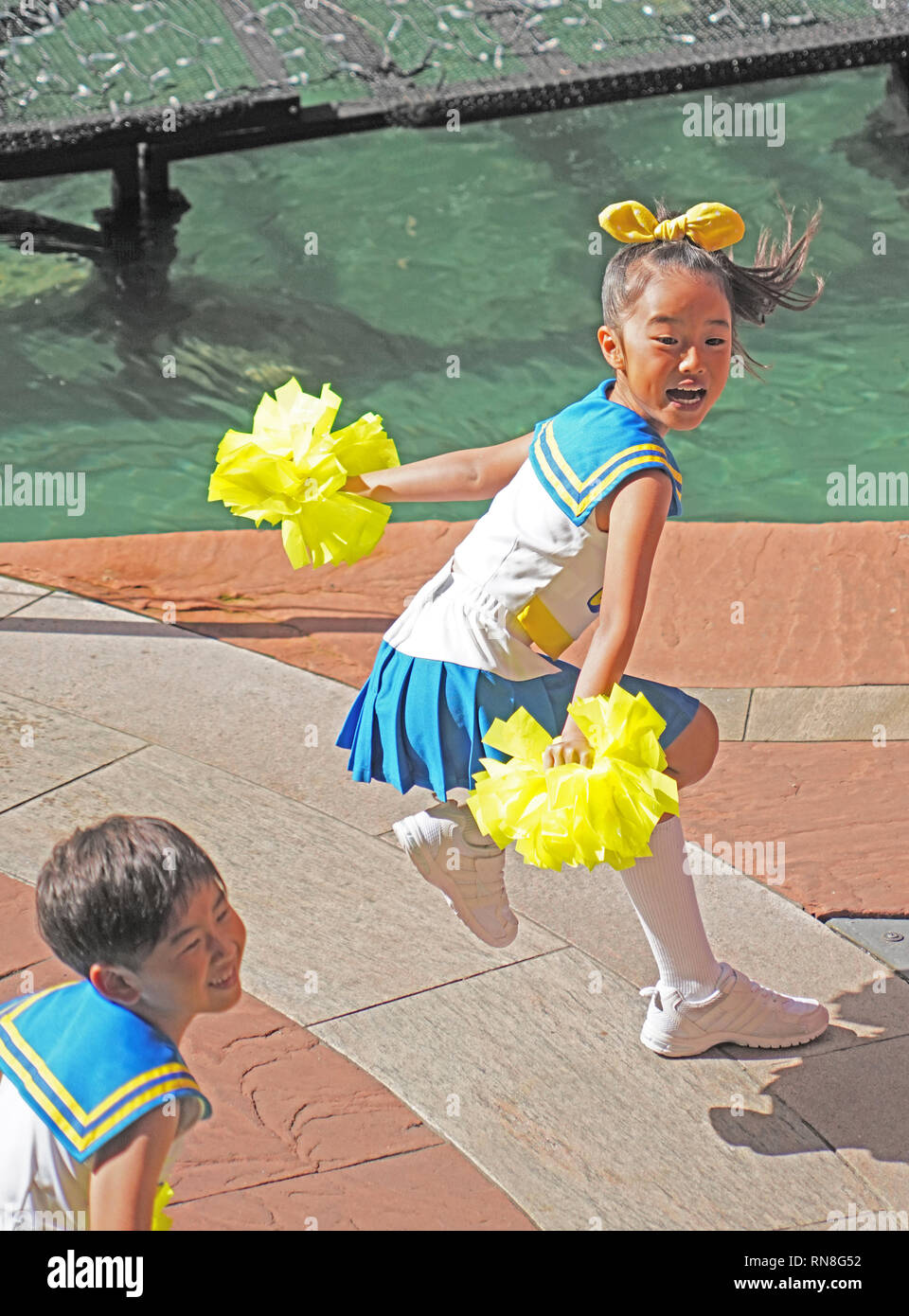 Un ragazzo e una ragazza cheerleader divertente a Canal City Shopping Centre Foto Stock