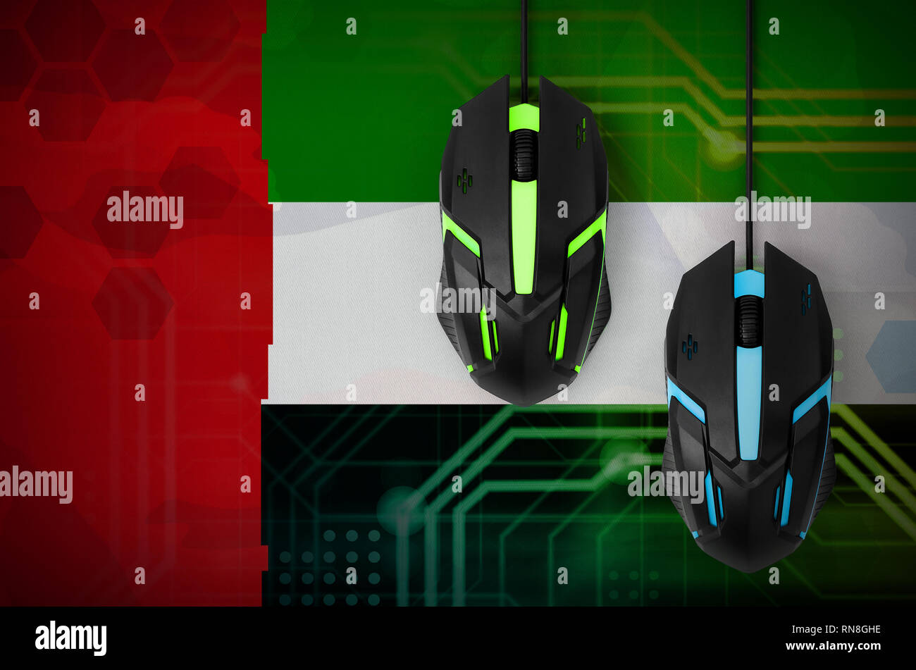 Bandiera degli Emirati Arabi Uniti e due moderni mouse per computer con retroilluminazione. Il concetto di cooperativa online giochi. Cyber sport team Foto Stock