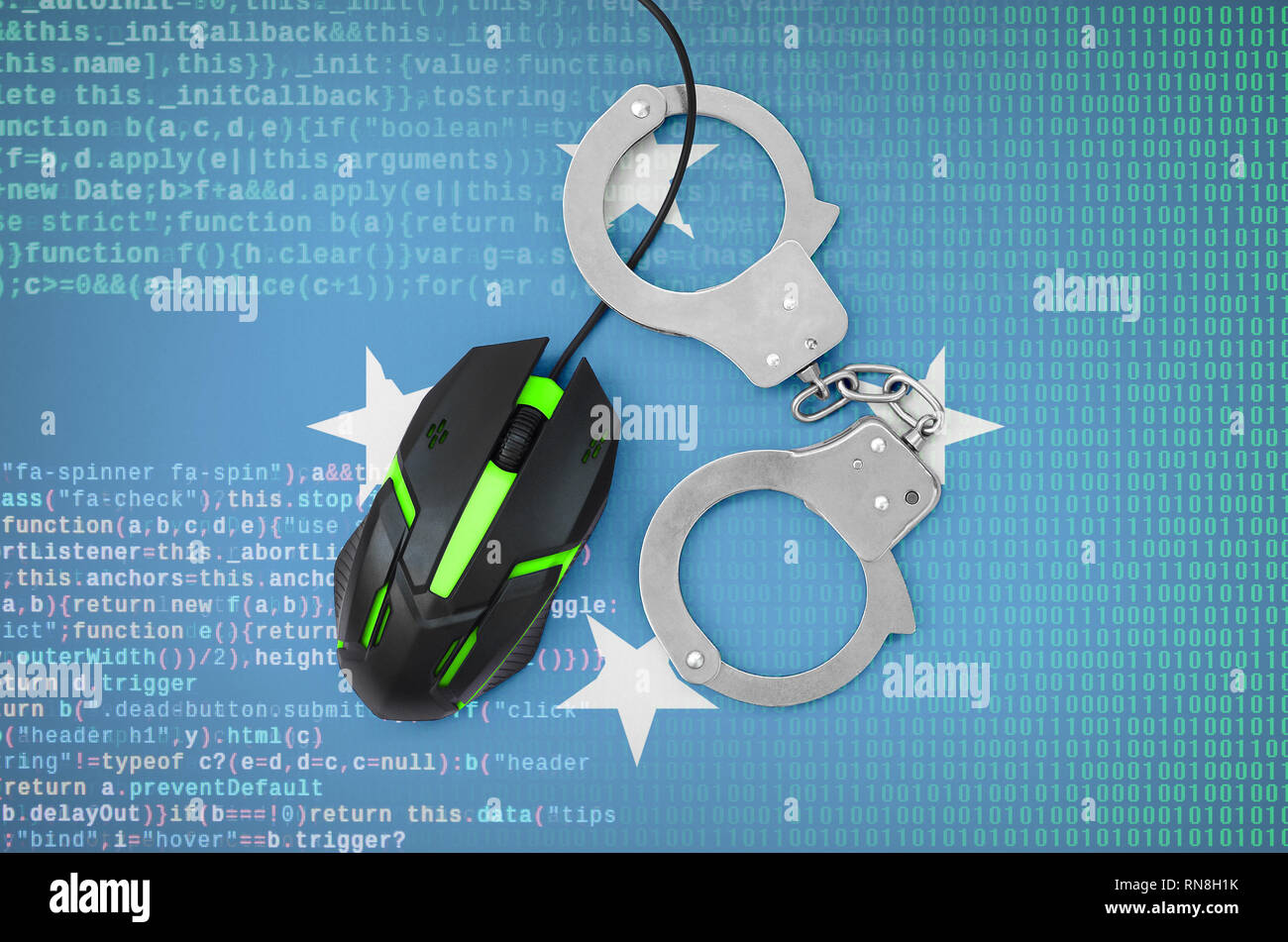 Micronesia bandiera e ammanettato retroilluminato moderno il mouse del computer. Concetto creativo della lotta contro la criminalità informatica, hacker e la pirateria Foto Stock