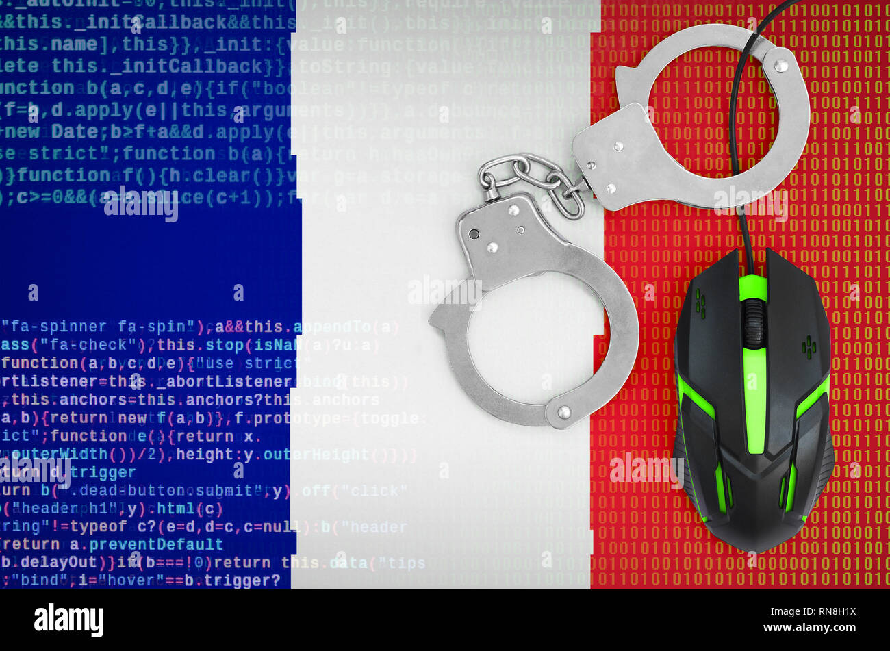 Bandiera della Francia e ammanettato retroilluminato moderno il mouse del computer. Concetto creativo della lotta contro la criminalità informatica, hacker e la pirateria Foto Stock