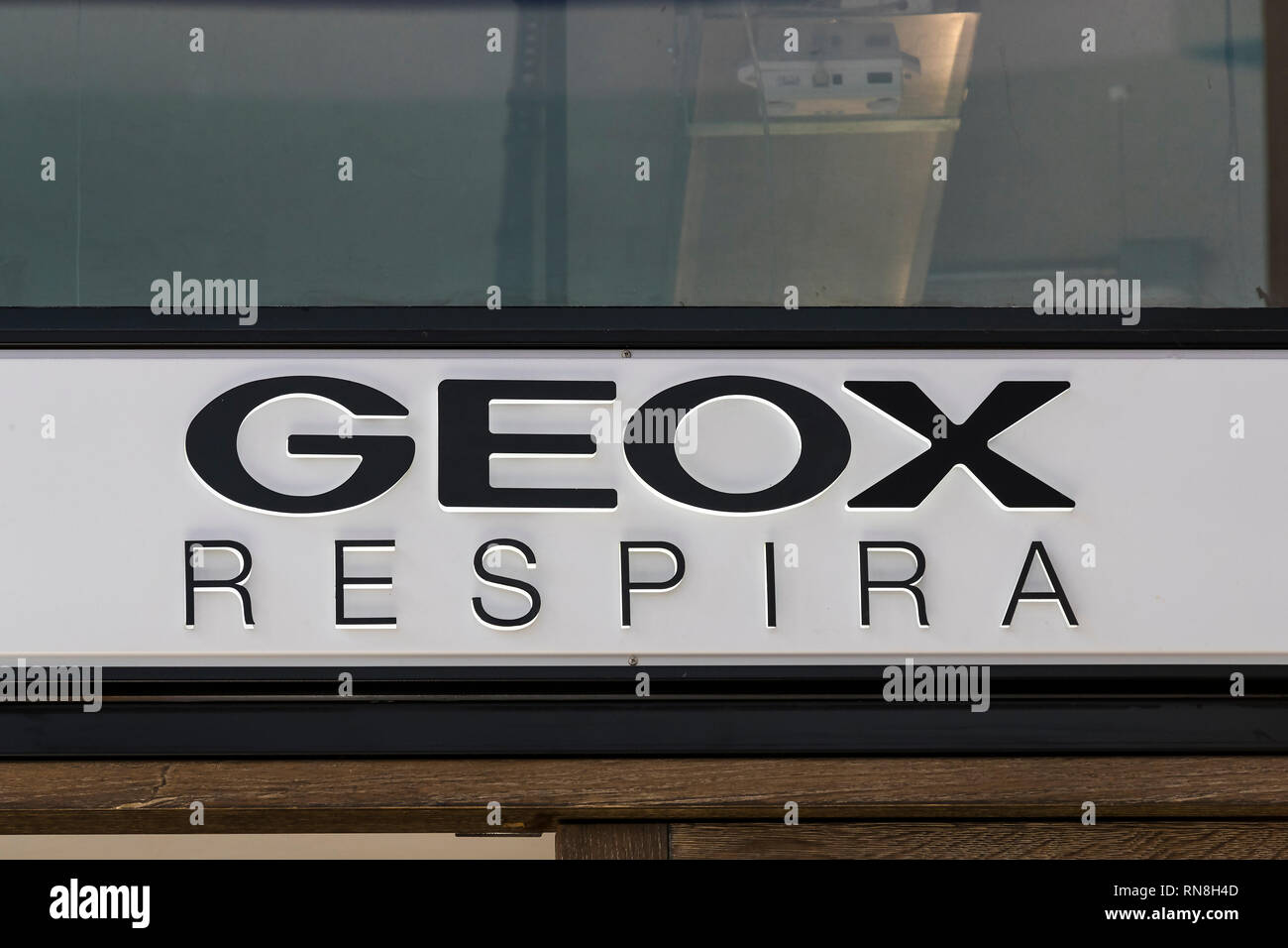 Milano, Italia - 2 giugno, 2018: il logo del negozio Geox sulla strada di  Milano in Italia Foto stock - Alamy