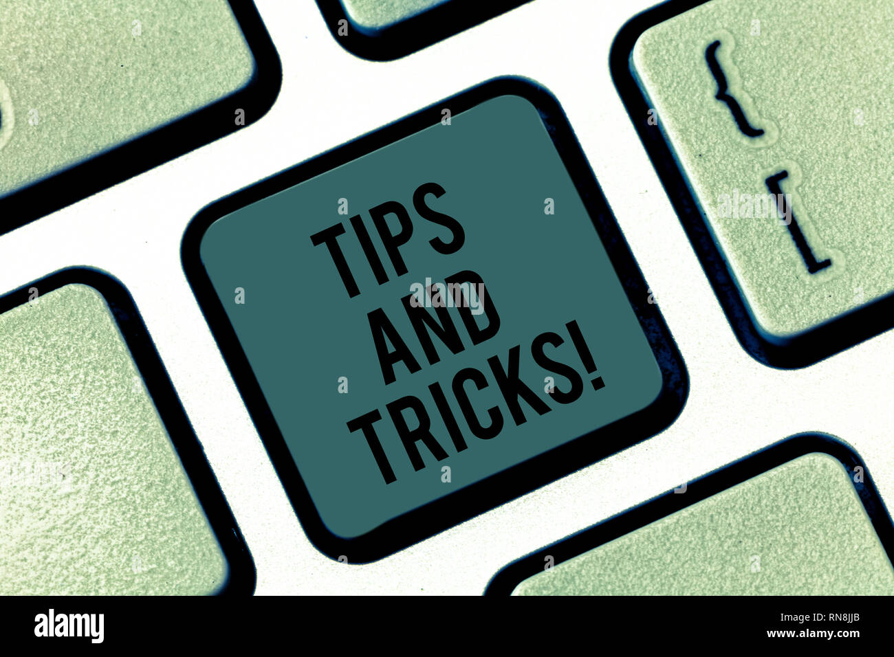 La scrittura della nota mostra suggerimenti e trucchi. Business photo presentazione di passi la vita hack consigli utili raccomandazioni le competenze chiave di tastiera intenzione di creare Foto Stock