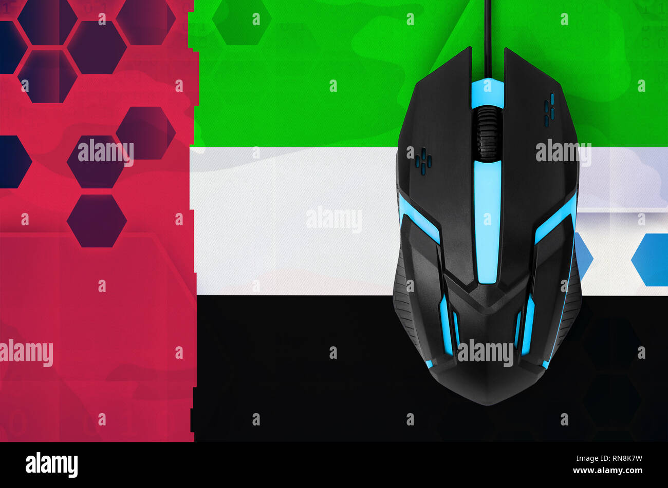 Bandiera degli Emirati Arabi Uniti e retroilluminato moderno il mouse del computer. Concetto di paese che rappresentano e-sport di squadra Foto Stock