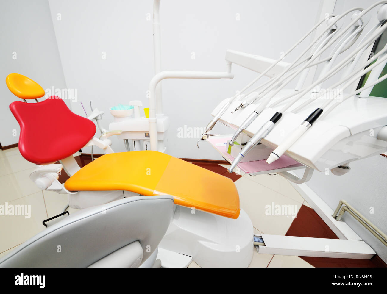 Colore brillante interno della moderna odontoiatria pediatrica. Foto Stock