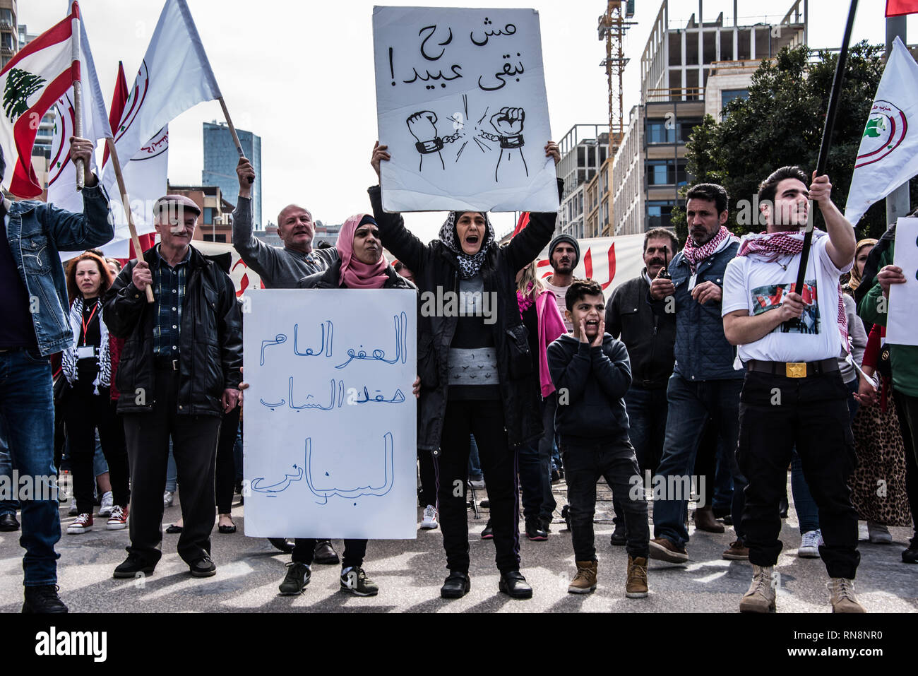 Manifestanti hanno visto holding cartelloni durante la protesta. I cittadini hanno marciato attraverso Beirut in una protesta di disuguaglianza finanziaria e spaventosa mancanza di servizi pubblici di base in Libano. Chiamare per un non-secolare struttura di governo, dignitoso i servizi pubblici e a porre fine alla corruzione, dicono che sarà venuta fuori ogni due settimane per tranquillamente mettere pressione su uno status quo che è stato insopportabile per troppo tempo. Beirut, Libano. Foto Stock