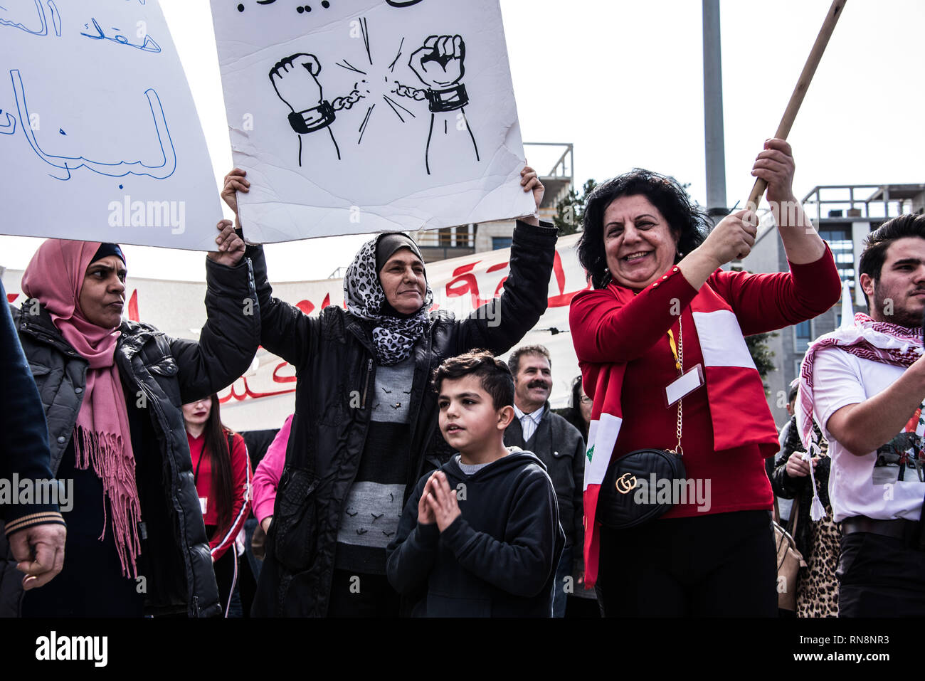 Manifestanti hanno visto holding cartelloni durante la protesta. I cittadini hanno marciato attraverso Beirut in una protesta di disuguaglianza finanziaria e spaventosa mancanza di servizi pubblici di base in Libano. Chiamare per un non-secolare struttura di governo, dignitoso i servizi pubblici e a porre fine alla corruzione, dicono che sarà venuta fuori ogni due settimane per tranquillamente mettere pressione su uno status quo che è stato insopportabile per troppo tempo. Beirut, Libano. Foto Stock