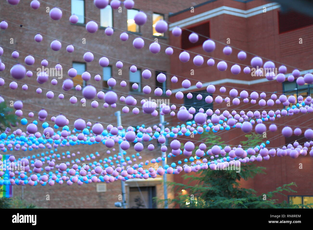Quebec, Canada. Rainbow sfere decorare Montreal del Villaggio Gay lungo Ste-Catherine street. Foto Stock