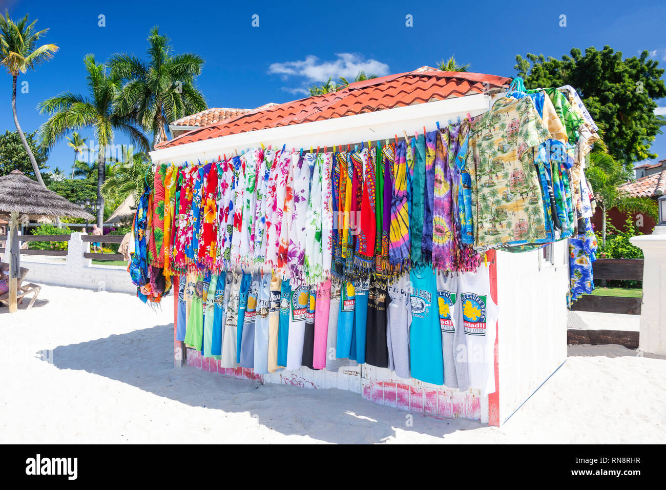 Spiaggia di stallo di abbigliamento in Dickenson Bay beach, Antigua Antigua e Barbuda, Piccole Antille, dei Caraibi Foto Stock