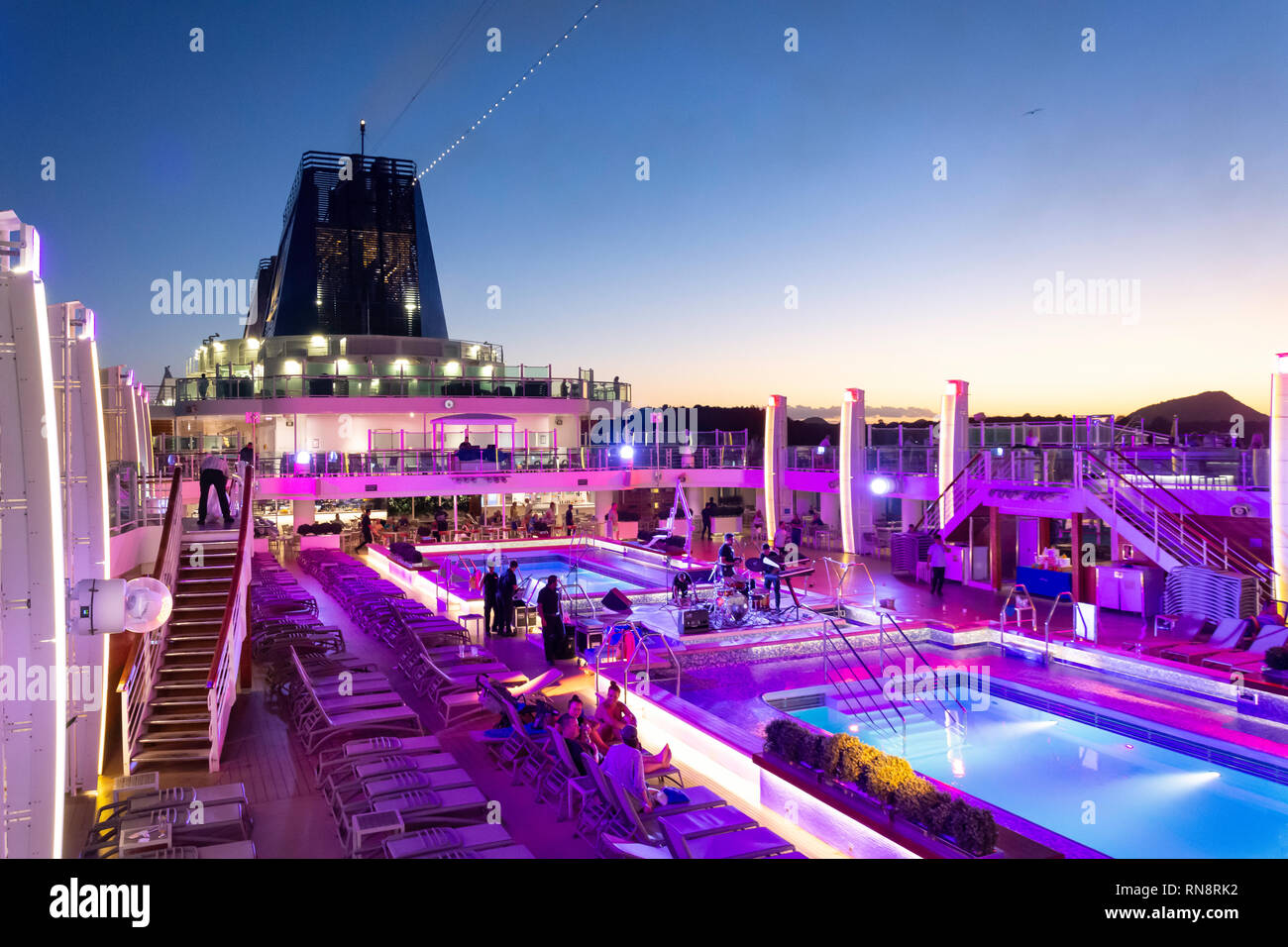 Ponte di piscina al tramonto su P&O MV Britannia la nave di crociera, St John's, Antigua Antigua e Barbuda, Piccole Antille, dei Caraibi Foto Stock