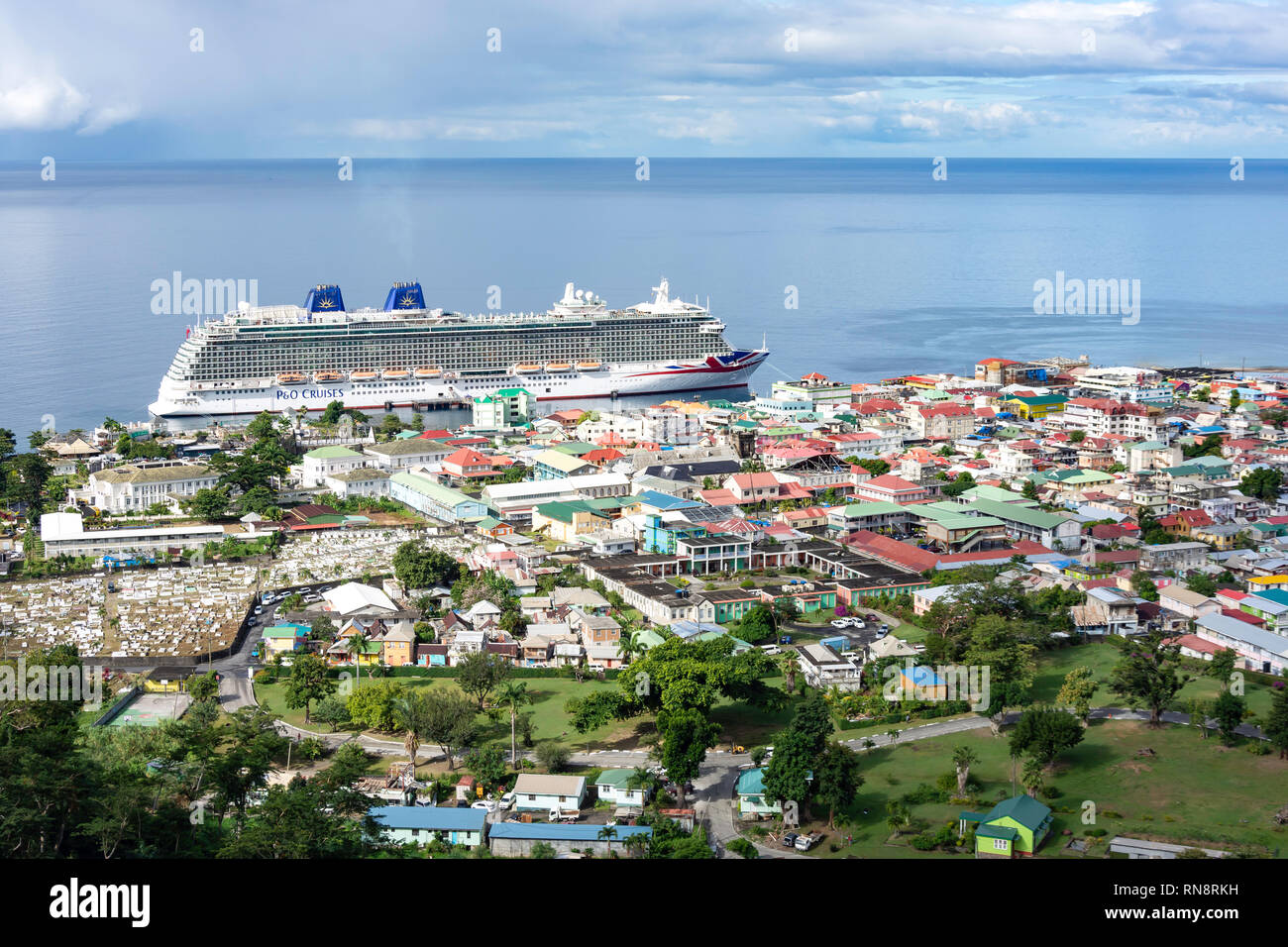 Panorama di Roseau da Mourne Bruce Lookout mostra P&O Britannia la nave di crociera, Dominica, Piccole Antille, dei Caraibi Foto Stock