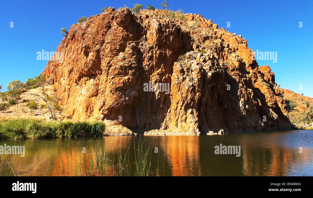 Il grande sperone roccioso a Glen Helen gorge nella catena montuosa di west macdonnell nei pressi di alice springs Foto Stock