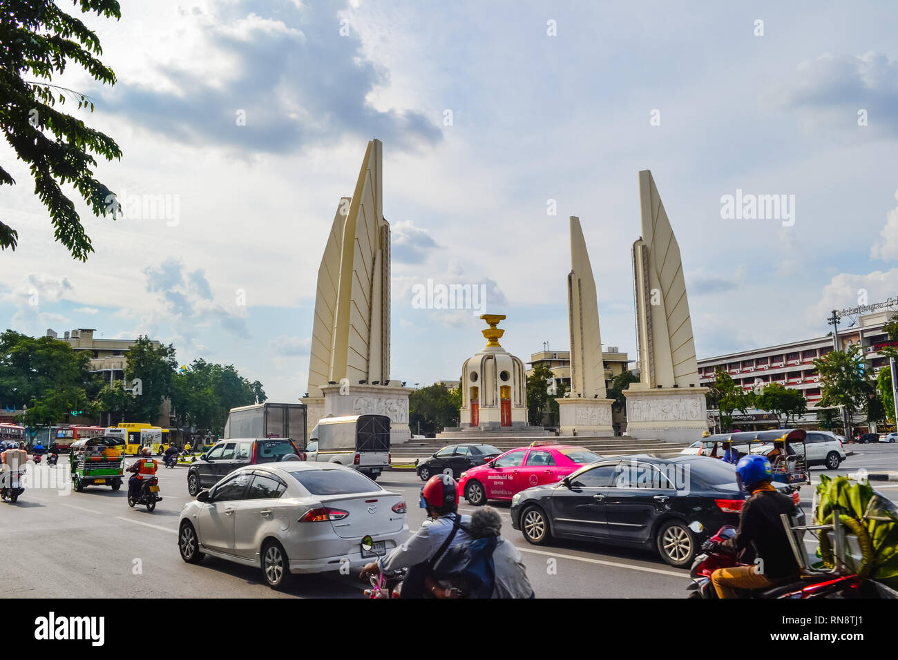 BANGKOK, Thailandia, vista sulla strada della democrazia monumento con cielo a Ratchadamnoen strada storica, il Monumento della democrazia è un monumento pubblico Il Centr Foto Stock