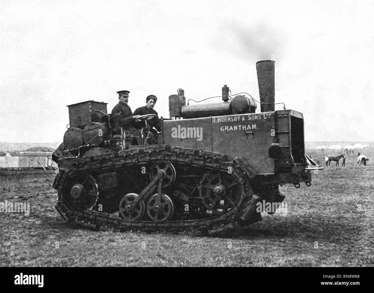"The Caterpillar" o Walking Engine Fotografia industriale dei primi anni del XX secolo che mostra un motore di trazione a vapore Hornsby dotato di un sistema cingolato a catena brevettato da David Roberts, sviluppato da R. Hornsby & Sons Ltd di Grantham, Lincolnshire, il cui brevetto di binario continuo del 1904-1905 è stato successivamente venduto alla società Holt, precursore di Caterpillar Inc Foto Stock