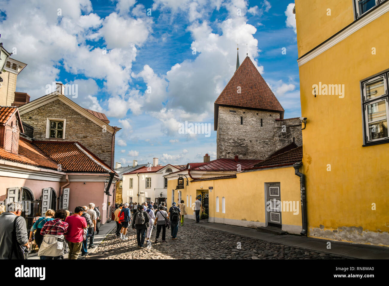 I turisti in un gruppo a piedi le strade medievali in Città Alta, Toompea Hill a Tallinn in Estonia Foto Stock