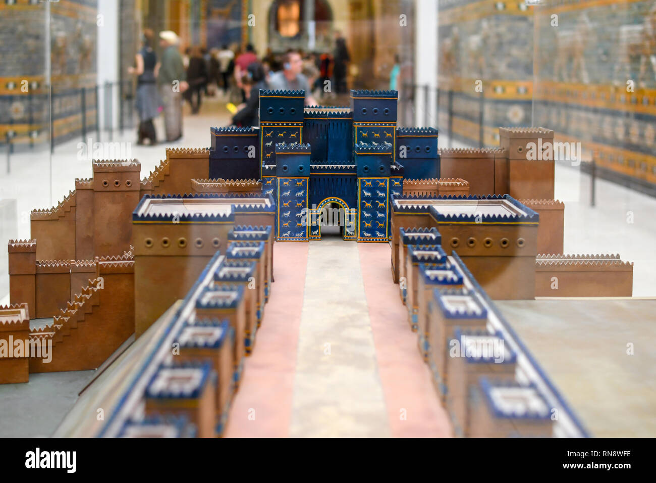 Una piccola scala di riproduzione del modello il modo processionale e le antiche porte di Ishtar Babilonia presentano Nel Pergamon Museum di Berlino Germy Foto Stock