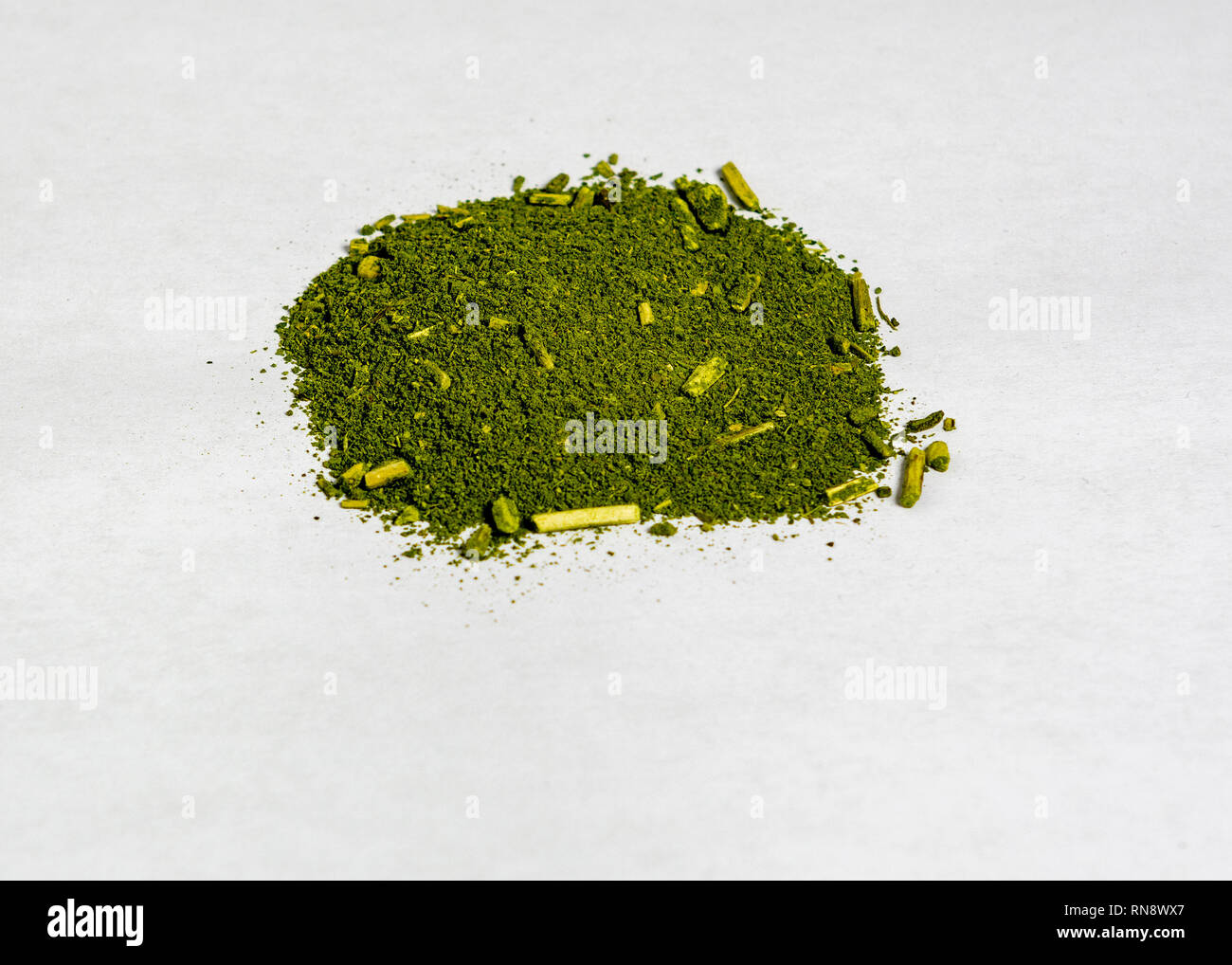 Verde erba mate su sfondo bianco utilizzato per rendere il brasiliano tradizionale bevanda (chimarrao) su sfondo bianco, vista dall'alto Foto Stock