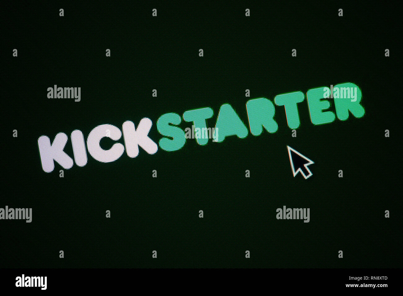 Il logo di Kickstarter è visibile sullo schermo di un computer insieme con un cursore del mouse (solo uso editoriale) Foto Stock