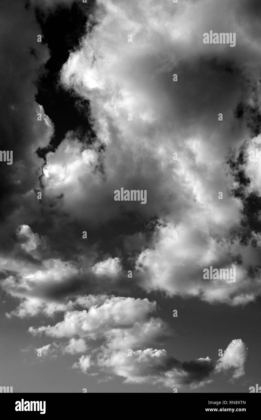 Cumulus nuvole con modelli naturali sulla giornata di sole in estate Foto Stock