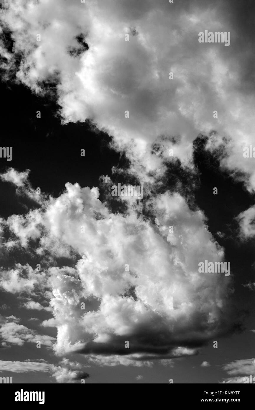 Cumulus nuvole con modelli naturali sulla giornata di sole in estate Foto Stock