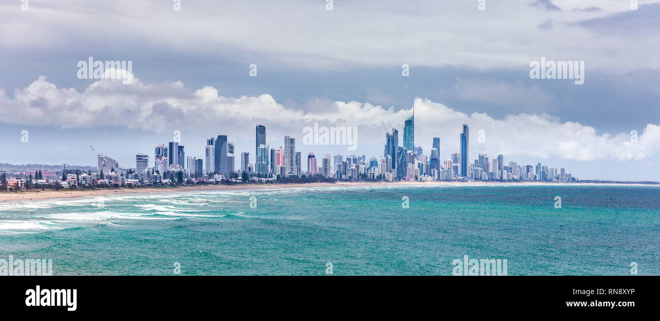 Paesaggio panoramico della Gold Coast e dello skyline della città oltre oceano Foto Stock