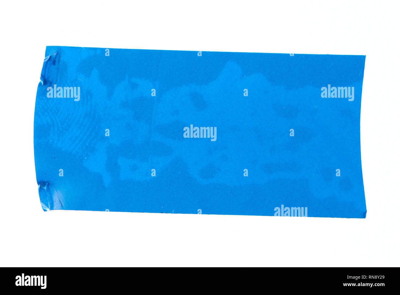 Macro di nastro blu pezzo isolato su sfondo bianco Foto Stock