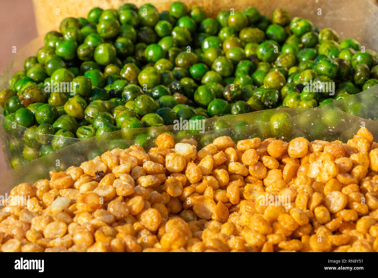 Arrosto di piselli verdi e channa dal vicino la vista Foto Stock