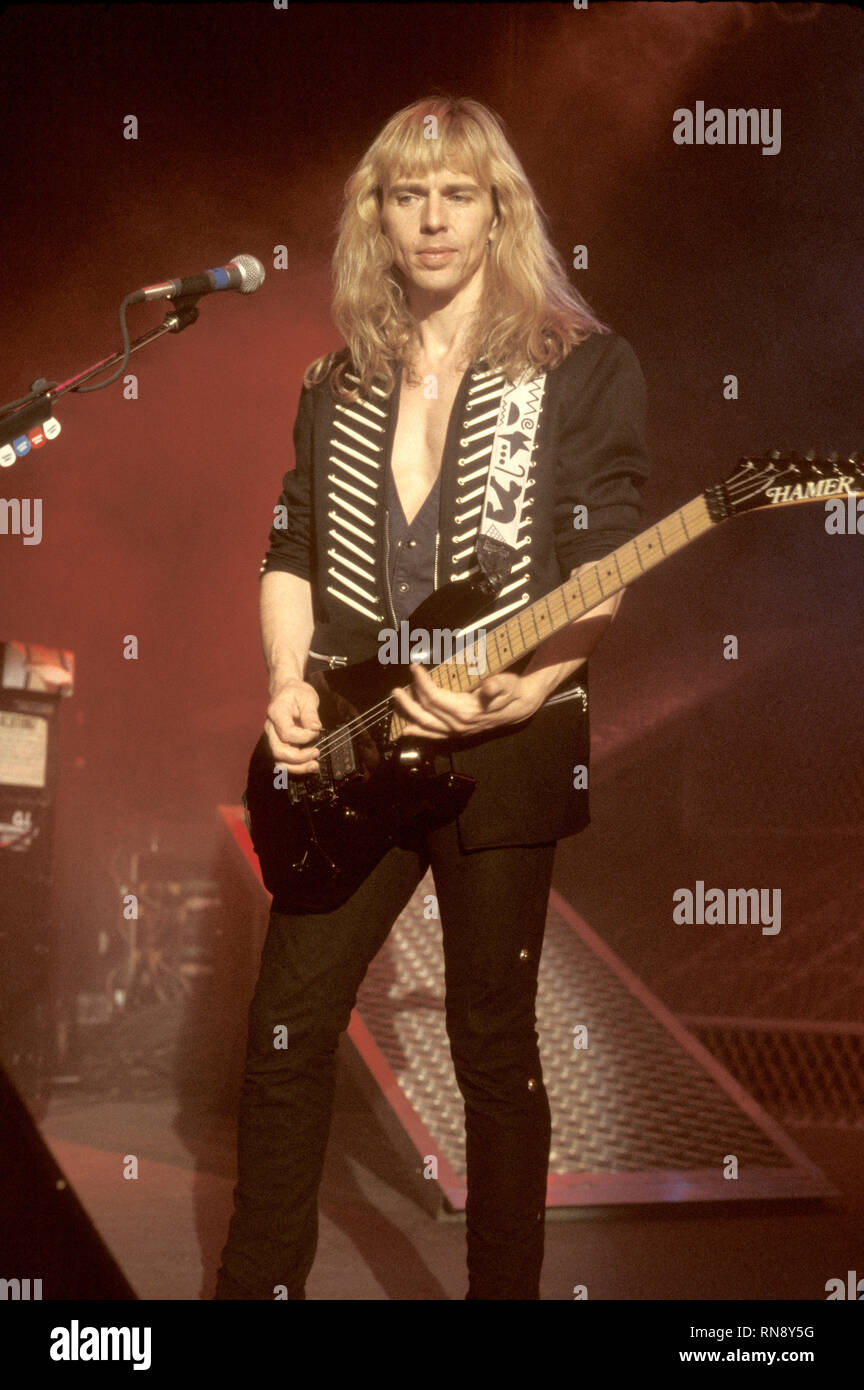 Yankees maledetto il chitarrista Tommy Shaw è mostrato esibirsi sul palco durante un 'live' aspetto di concerto. Foto Stock