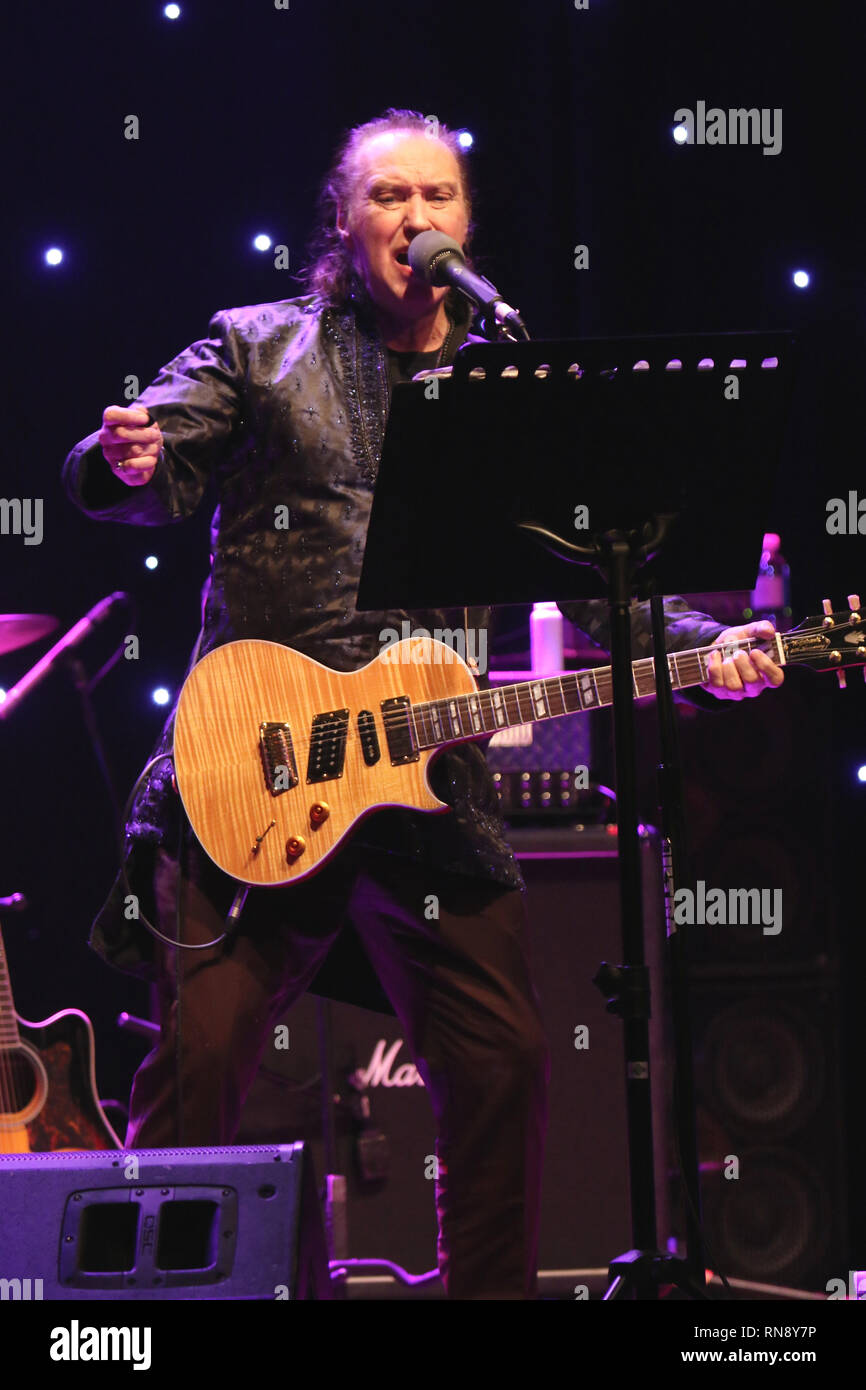 Il chitarrista Dave Davies, meglio conosciuto per il suo ruolo come chitarrista e cantante per la rock band di attorcigliamenti, viene indicato di eseguire sul palco durante un concerto dal vivo aspetto con il suo assolo band. Foto Stock