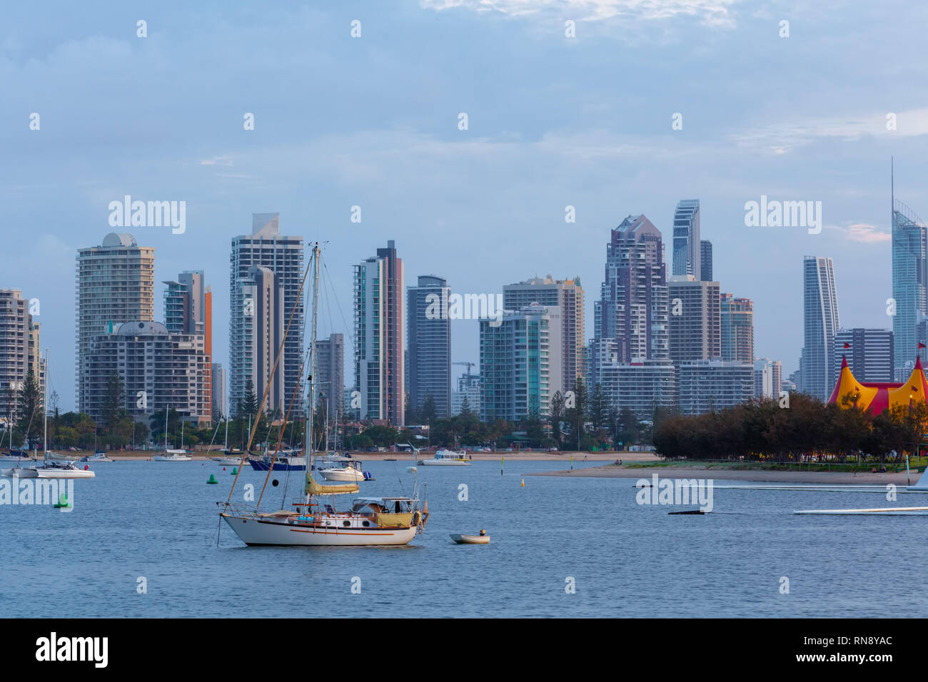 Barche a vela ormeggiata sul Fiume Nerang con alti edifici in background. Southport, Queensland, Australia Foto Stock