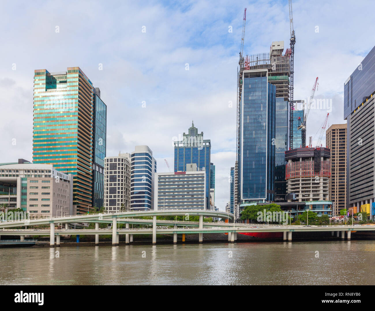 Alti edifici moderni di Brisbane City visto dal fiume Foto Stock