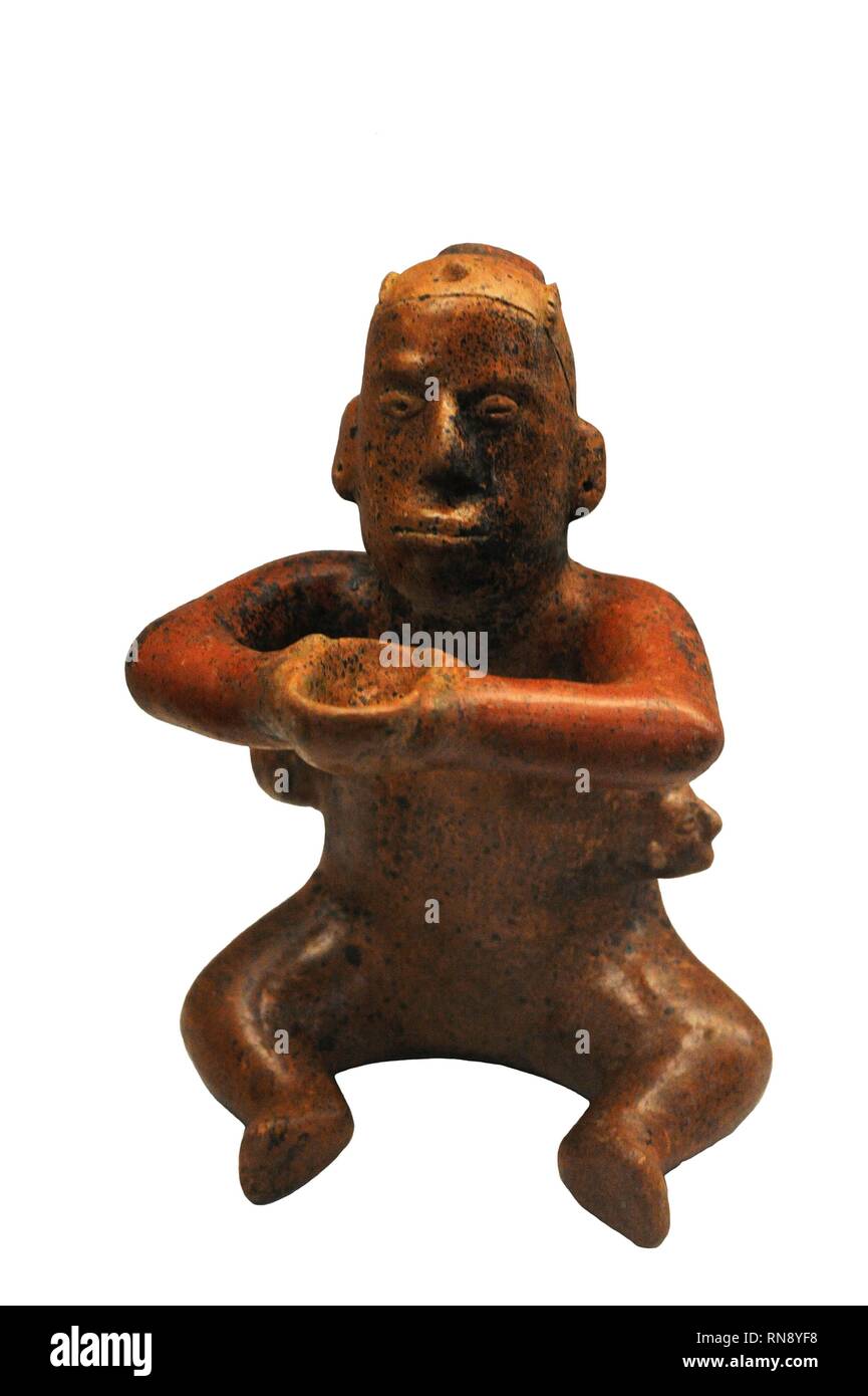 La Figura antropomorfa. Cabeza trofeo. Figuras de cerámica representando personajes en distintas actitudes que acompañaban al difunto ajuares como en las profundas Tumbas de tiro o pozo. Colima (200 a. C.500 d.C.). Occidente de México. Cerámia. Museo de América. Madrid. España. Foto Stock