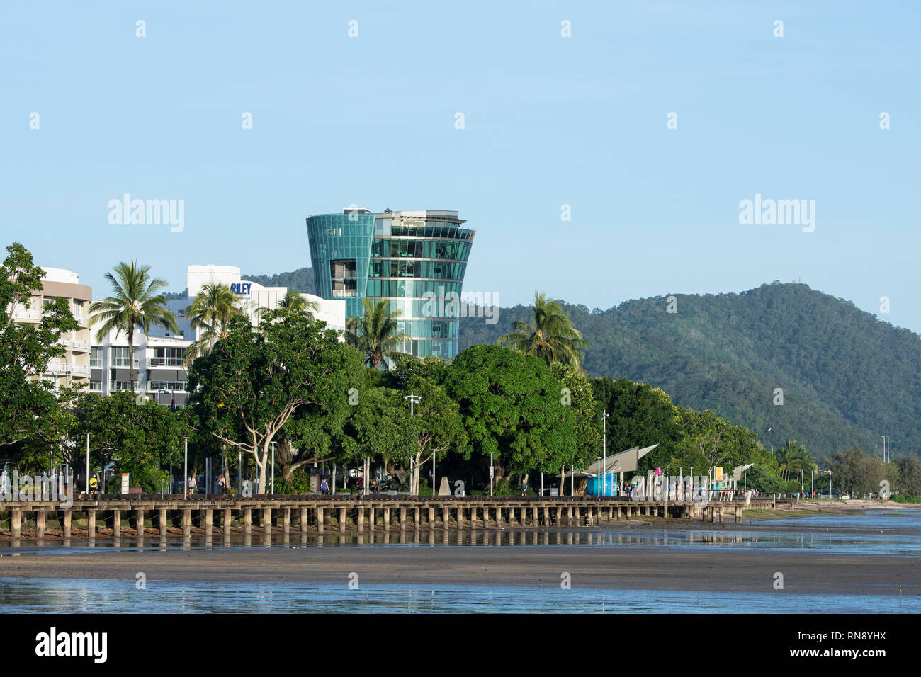 Il moderno edificio di nuova costruzione della Riley Crystalbrook Hotel, 137 Cairns Esplanade, estremo Nord Queensland, FNQ, QLD, Australia Foto Stock