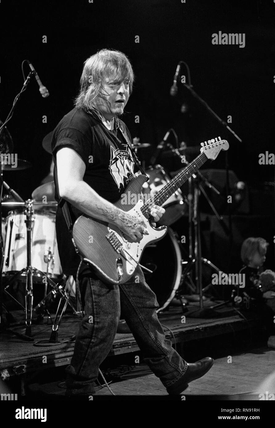 Musicista Rick Derringer, meglio conosciuta la sua canzone "Rock and Roll Hoochie Koo', è mostrato il palcoscenico durante una 'live' aspetto di concerto. Foto Stock