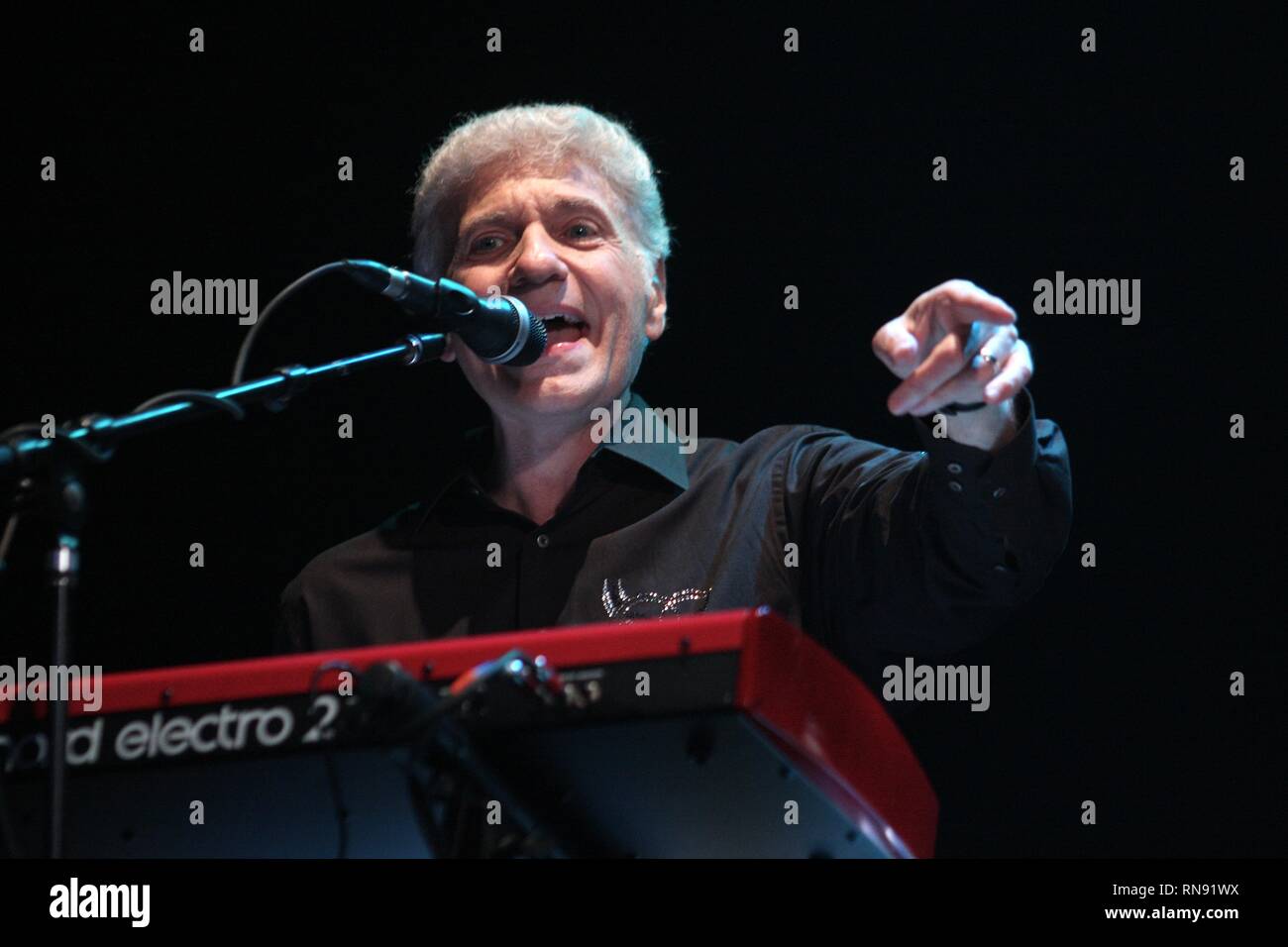 Ex cantante e tastierista di Styx, Dennis DeYoung è mostrato esibirsi sul palco con il suo assolo band durante un 'live' aspetto di concerto. Foto Stock