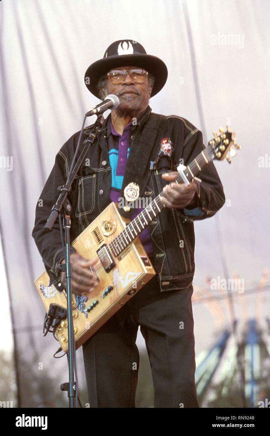 Musicista Bo Didley è mostrato esibirsi sul palco durante un 'live' aspetto di concerto. Foto Stock