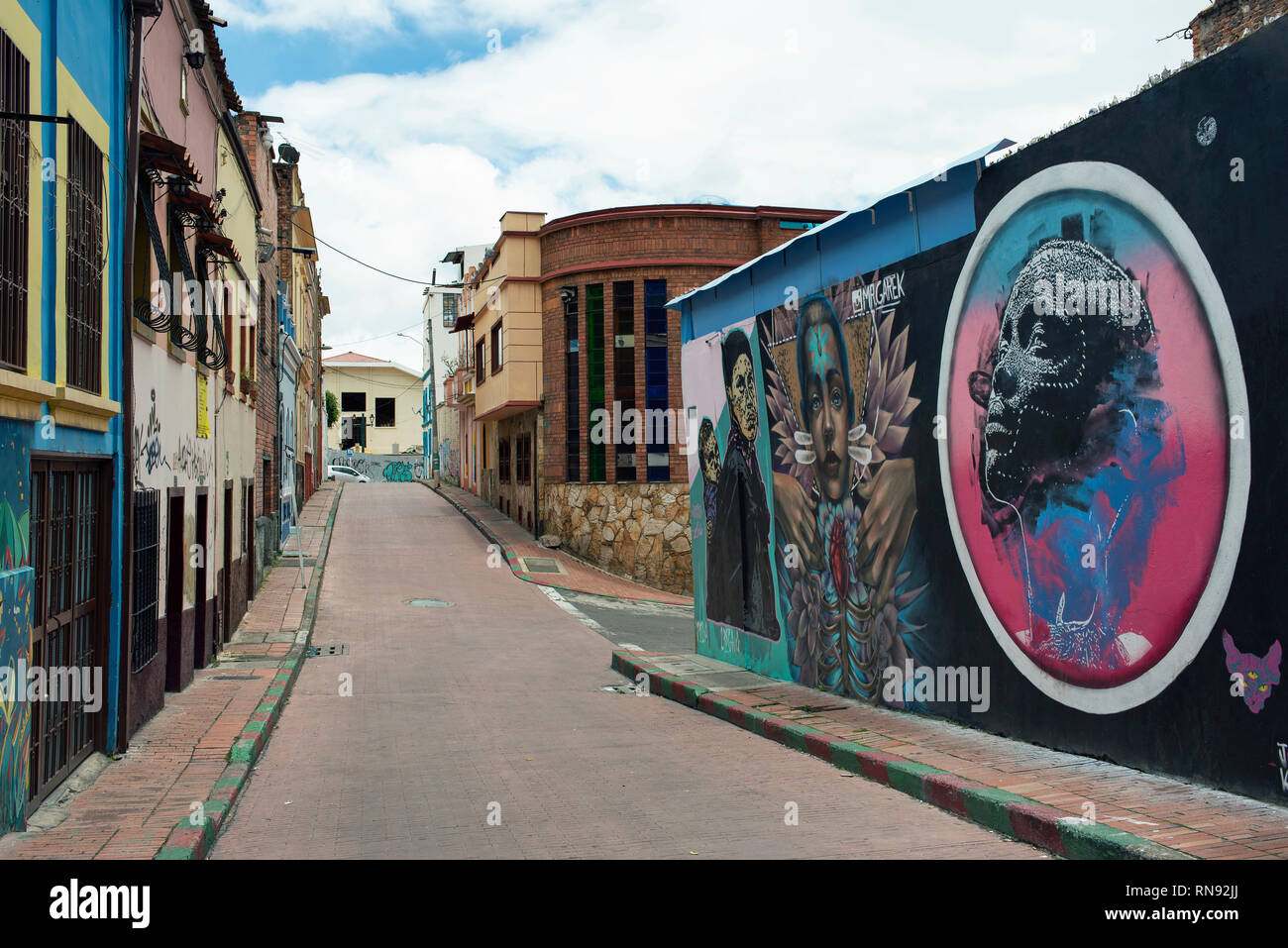 Strada in vista La Concordia, Bogotà, Colombia. Graffiti Credits (da sinistra a destra): JOKS, signor Garek venezuelano (artista), Lola (artista colombiano). Sep 2018 Foto Stock