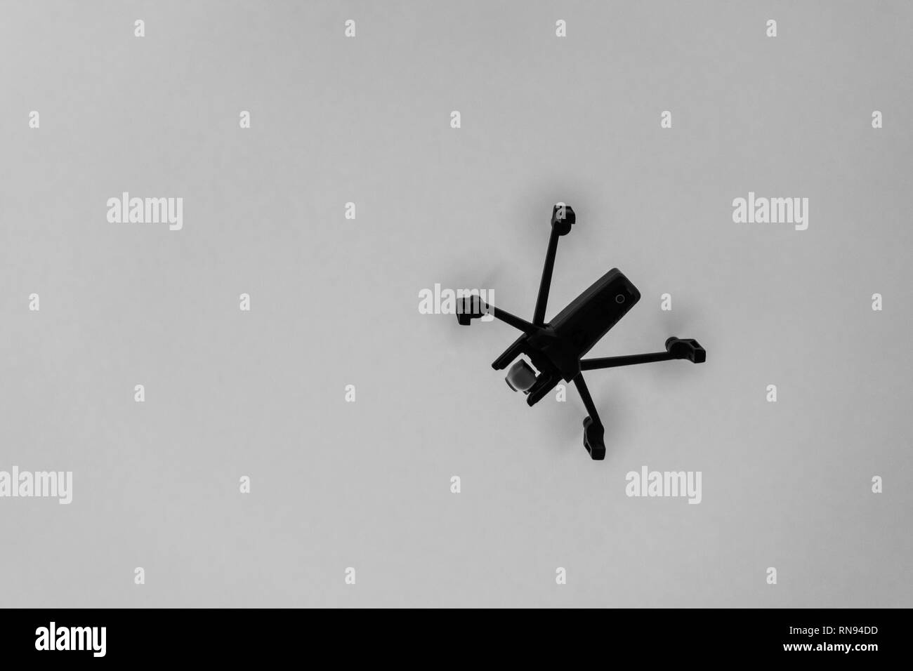 Drone aka unmanned airborne veicolo prendendo le immagini aeree in bianco e nero Foto Stock