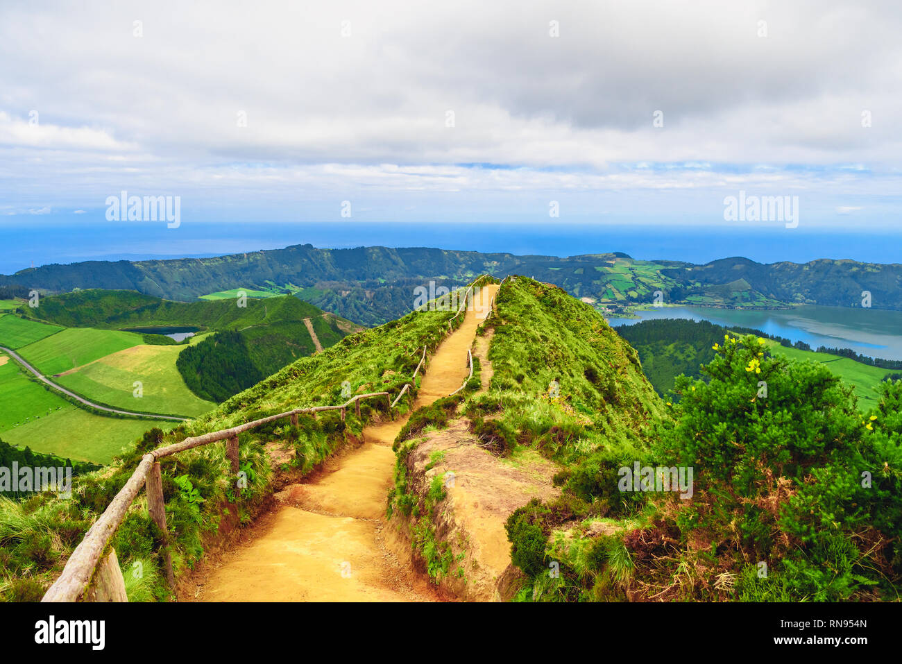 Percorso a piedi e il sentiero che conduce a una vista sui laghi di Sete Cidades, Azzorre, Portogallo al mattino Foto Stock